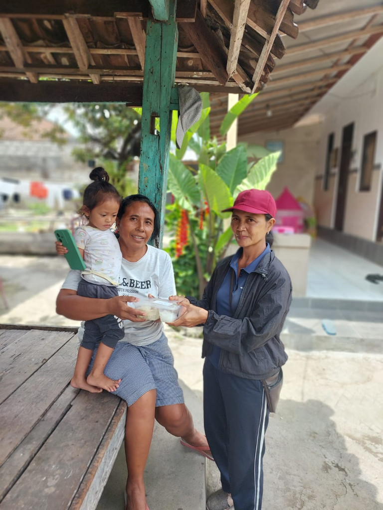 PELAKSANAAN KEGIATAN PMT BALITA GIZI KURANG DAN IBU HAMIL KEK DI DESA BUDUK